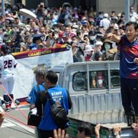 栗山英樹監督 WBC 凱旋パレード 記念Tシャツ　Mサイズ　2種　侍ジャパン 侍ジャパンの栗山前監督が凱旋 栗山町で記念パレード [写真特集1