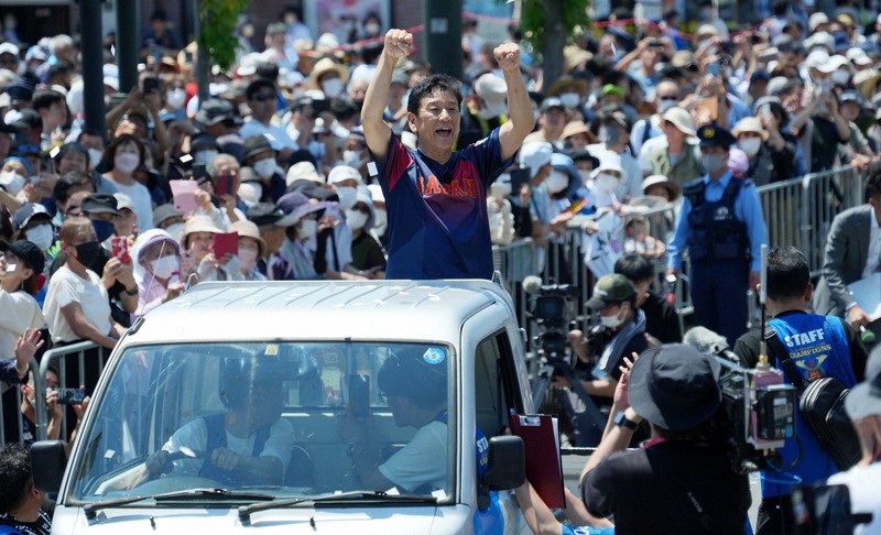 侍ジャパンの栗山前監督が凱旋 栗山町で記念パレード [写真特集1