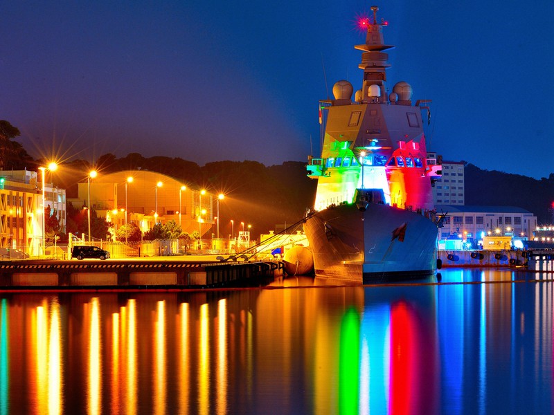 海面に描く3色の帯 停泊中のイタリア艦が国旗色にライトアップ | 毎日新聞