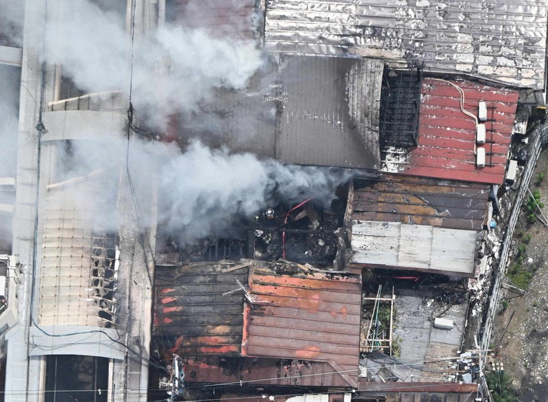 大阪・西成、商店街の一角の住宅で火災 [写真特集2/9] 毎日新聞