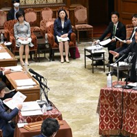 LGBT理解増進法案をめぐる衆院内閣委員会の審議で、立憲民主党の西村智奈美氏（手前左）の質問に答える自民党の新藤義孝氏＝国会内で2023年6月9日午前11時53分、竹内幹撮影