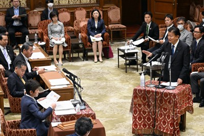 LGBT理解増進法案をめぐる衆院内閣委員会の審議で、立憲民主党の西村智奈美氏（手前左）の質問に答える自民党の新藤義孝氏＝国会内で2023年6月9日午前11時53分、竹内幹撮影