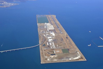 滑走路の延伸計画が進む北九州空港＝北九州市小倉南区沖で2023年3月5日、本社ヘリから上入来尚撮影