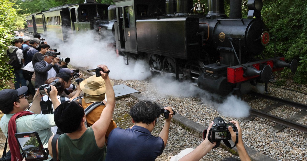 明治村の蒸気機関車、7年ぶり「重連運転」 迫力の時間旅行 | 毎日新聞