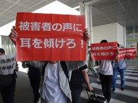 スルガ銀行の株主総会終了後、会場を後にする株主＝静岡県沼津市で2023年6月29日午後0時半、今沢真撮影
