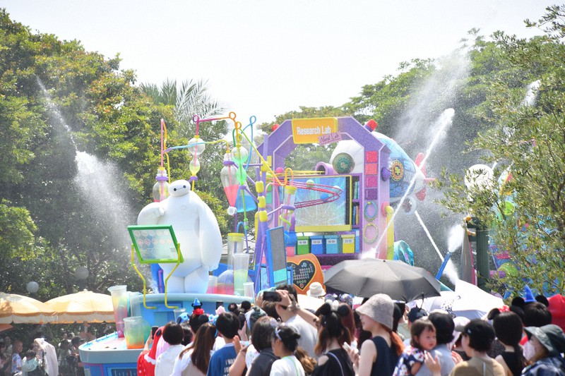 ベイマックス大活躍! 東京ディズニーで「びしょ濡れプログラム