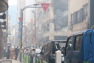 煙を上げて燃えるビル＝港区新橋3で2023年7月3日午後3時43分、菅健吾撮影