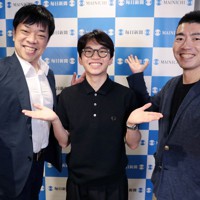 オンラインイベント後に記念写真に納まる友野一希選手（中央）と運動部の倉沢仁志記者（右）、芳賀竜也デスク＝東京都港区の毎日新聞麻布赤坂販売所イベントスペースで2023年6月28日、森田剛史撮影