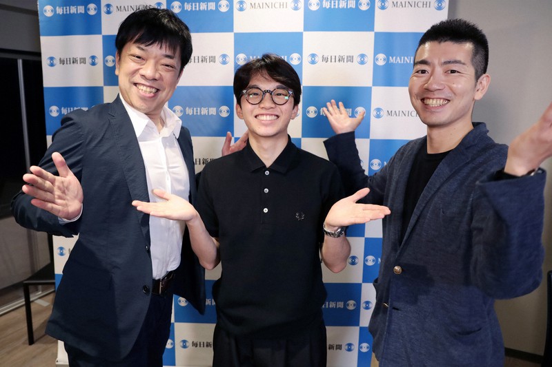 オンラインイベント後に記念写真に納まる友野一希選手（中央）と運動部の倉沢仁志記者（右）、芳賀竜也デスク＝東京都港区の毎日新聞麻布赤坂販売所イベントスペースで2023年6月28日、森田剛史撮影