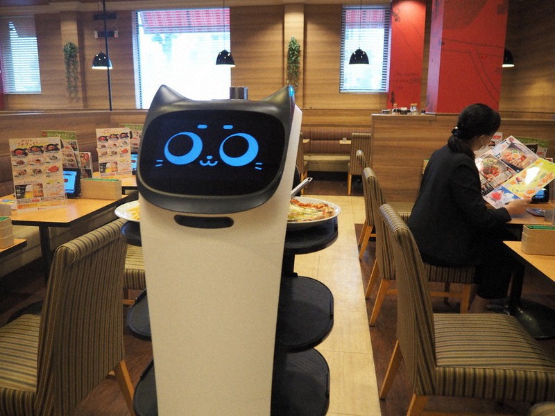 焦点：人手不足にロボ活躍 配膳、全国飲食店に8800台 | 毎日新聞