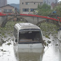【九州豪雨発生時】豪雨で欄干が大破した国宝・青井阿蘇神社のみそぎ橋＝熊本県人吉市で2020年7月5日午前11時4分、上入来尚撮影
