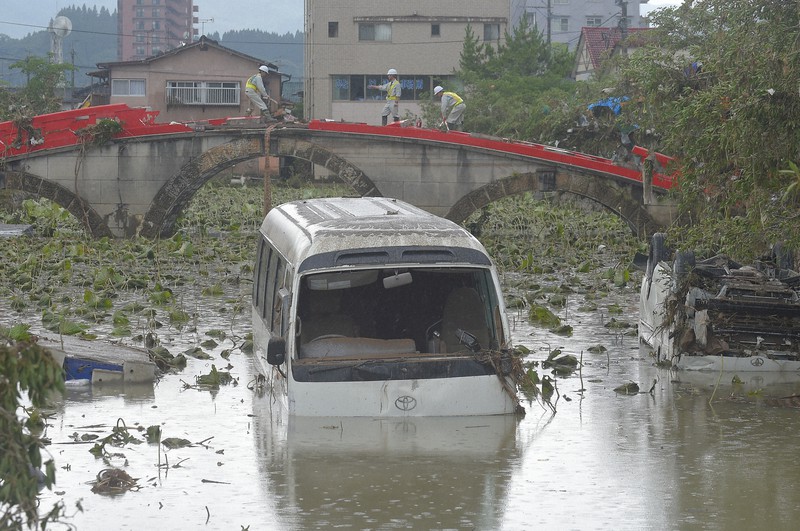 【九州豪雨発生時】豪雨で欄干が大破した国宝・青井阿蘇神社のみそぎ橋＝熊本県人吉市で2020年7月5日午前11時4分、上入来尚撮影