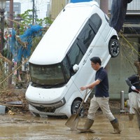 【九州豪雨発生時】球磨川から近い市の中心部は濁流にのまれた車両が至る所に＝熊本県人吉市で2020年7月5日午前10時7分、上入来尚撮影