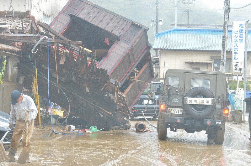 【九州豪雨発生時】多くの民家や商店が被害を受けた人吉市下青井町＝熊本県人吉市で2020年7月5日午後3時47分、上入来尚撮影