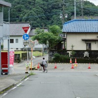 多くの民家や商店が被害を受けた人吉市下青井町＝熊本県人吉市で2023年7月4日午後3時53分、吉田航太撮影