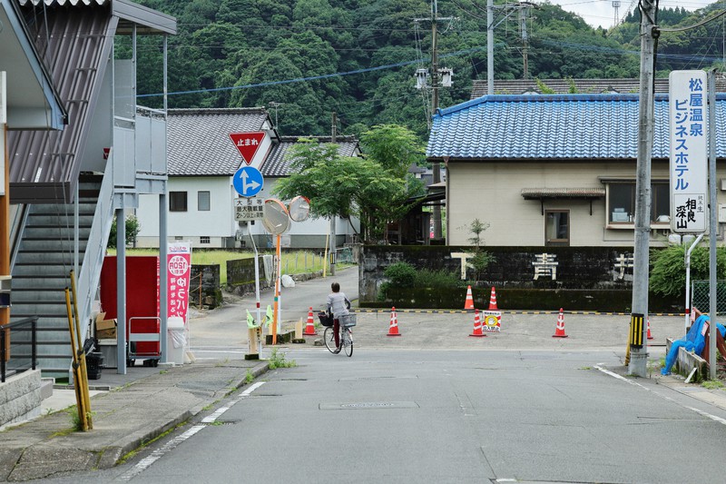 多くの民家や商店が被害を受けた人吉市下青井町＝熊本県人吉市で2023年7月4日午後3時53分、吉田航太撮影