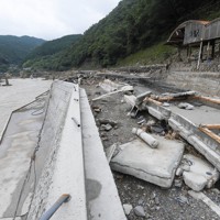 【九州豪雨発生時】球磨川沿いのJR球泉洞駅は激しく破壊されていた＝熊本県球磨村で2020年7月12日午前11時20分、津村豊和撮影