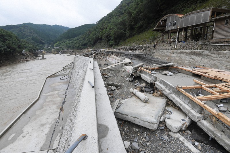 【九州豪雨発生時】球磨川沿いのJR球泉洞駅は激しく破壊されていた＝熊本県球磨村で2020年7月12日午前11時20分、津村豊和撮影
