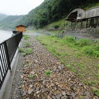 豪雨前、球磨川沿いのJR球泉洞駅前には川口商店と愛甲商店が軒を並べにぎわっていた。この2軒で5人が犠牲になり、更地となっている。川口商店跡地には祭壇が作られ、花が手向けられていた＝熊本県球磨村で2023年7月4日午後5時23分、吉田航太撮影