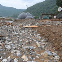 【九州豪雨発生時】球磨村の景勝地として知られる球泉洞前も一部が土砂に埋もれている＝熊本県球磨村で2020年7月10日午後0時24分、津村豊和撮影