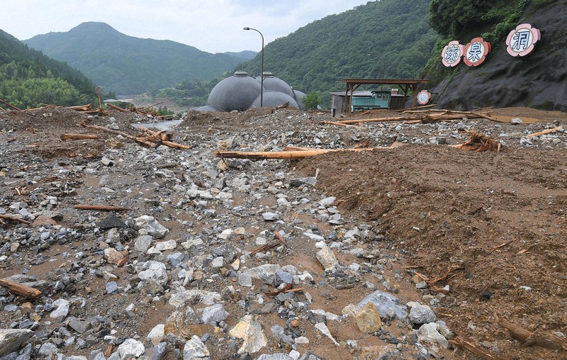 【九州豪雨発生時】球磨村の景勝地として知られる球泉洞前も一部が土砂に埋もれている＝熊本県球磨村で2020年7月10日午後0時24分、津村豊和撮影