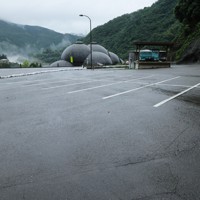 球磨村の景勝地として知られる球泉洞。左奥に流れるのが球磨川＝熊本県球磨村で2023年7月4日午後4時40分、吉田航太撮影