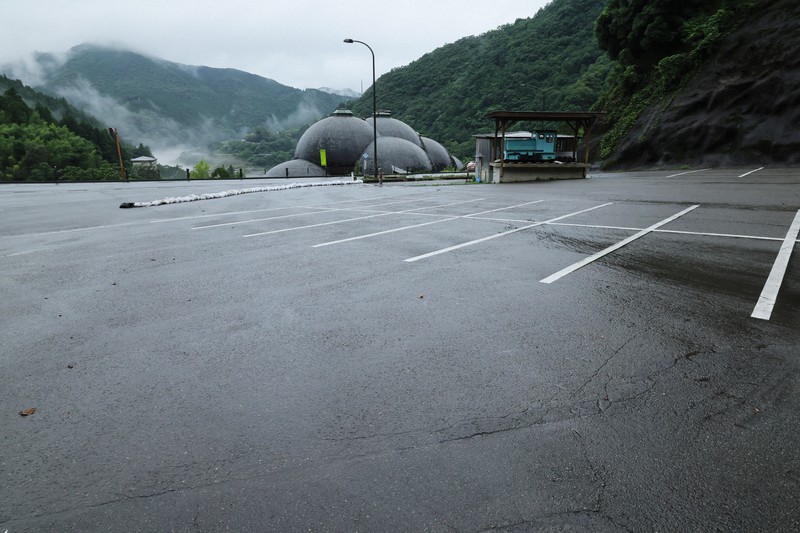 球磨村の景勝地として知られる球泉洞。左奥に流れるのが球磨川＝熊本県球磨村で2023年7月4日午後4時40分、吉田航太撮影