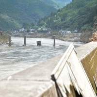 【九州豪雨発生時】橋桁が全て流失し、橋脚の一部も倒れた神瀬橋（奥）＝熊本県球磨村神瀬地区で2020年7月29日午後0時25分、栗栖由喜撮影
