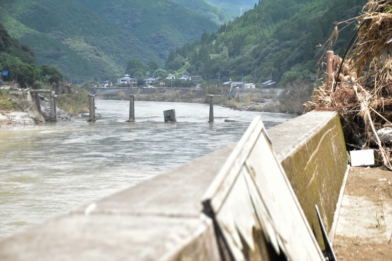 【九州豪雨発生時】橋桁が全て流失し、橋脚の一部も倒れた神瀬橋（奥）＝熊本県球磨村神瀬地区で2020年7月29日午後0時25分、栗栖由喜撮影