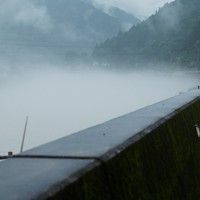 左奥の球磨川にかつてかかっていた神瀬橋は、豪雨により橋桁が全て流失し、橋脚の一部も倒れた。今は跡形もない＝熊本県球磨村で2023年7月4日午後5時4分、吉田航太撮影