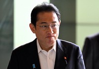 首相官邸に入る岸田文雄首相＝東京都千代田区で2023年6月16日、竹内幹撮影