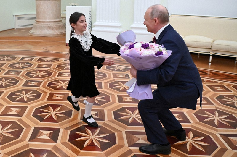 プーチン氏に会えず号泣の8歳を招待 動画公開、愛されイメージPRか