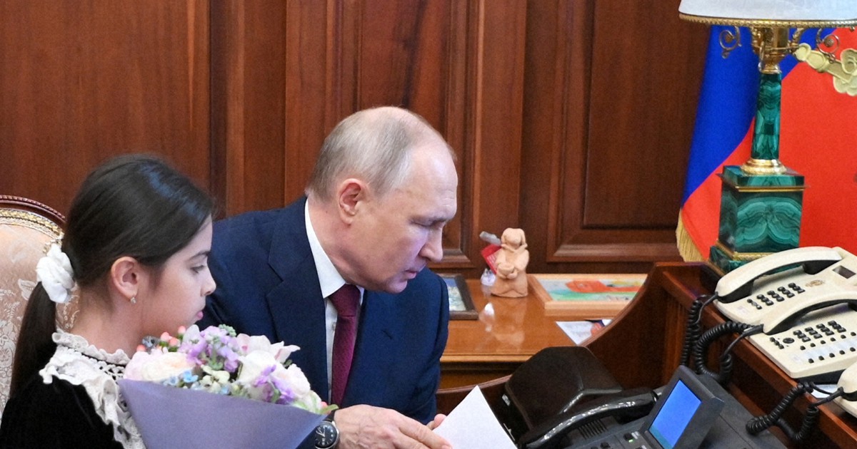 プーチン氏に会えず号泣の8歳を招待 動画公開、愛されイメージPRか
