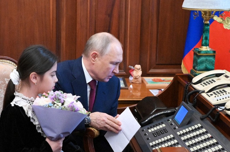 プーチン氏に会えず号泣の8歳を招待 動画公開、愛されイメージPRか