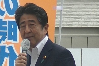 安倍晋三元首相の後方に山上徹也容疑者＝奈良市で2022年7月8日午前11時29分ごろ（大谷敏治さん提供の動画から）