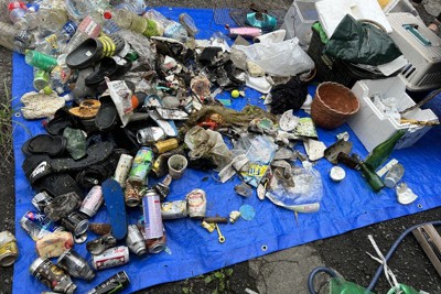 多摩川河川敷などから収集されたごみの一部。ビール缶や焼き網などバーベキューのごみが多い＝東京都青梅市内で、柴田大吾さん提供