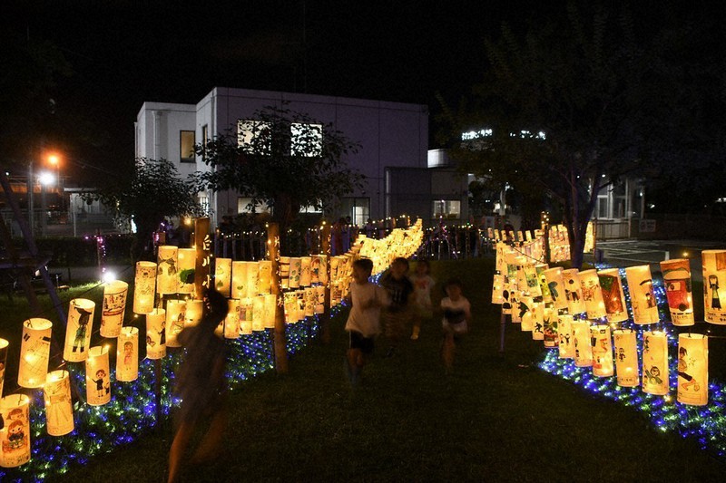 灯籠に願い込め 苅田町・日産自動車九州正門前 ／福岡 | 毎日新聞