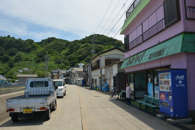 商店や民宿などが建ち並ぶ西海岸の集落＝粟島浦村の釜谷地区で2023年6月21日午前11時18分、中津川甫撮影
