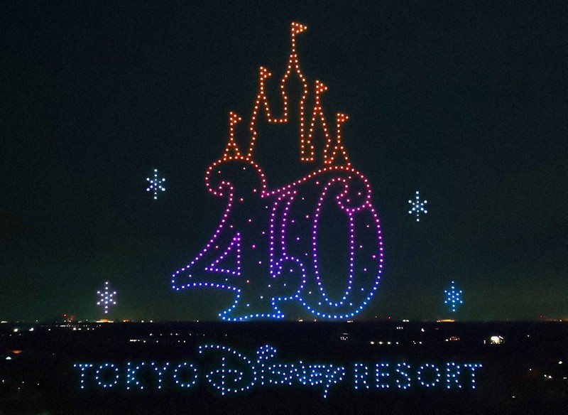 ディズニーキャラ、夜空彩る TDR40周年ドローンショー 22日