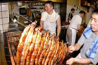 次々に焼きあがるウナギのかば焼き＝福岡市博多区で２００３年（平成１５年）
