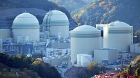 関西電力高浜原発。手前左から1号機、2号機、奥左から3号機、4号機＝福井県高浜町で2022年12月12日、本社ヘリから北村隆夫撮影