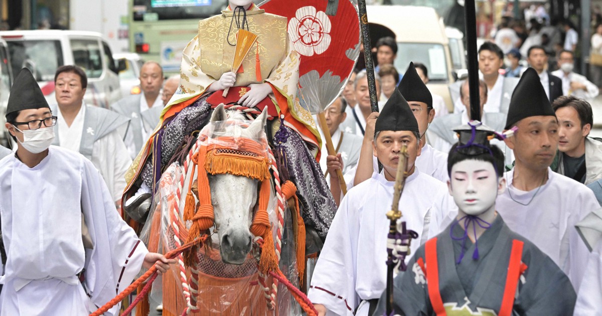 祇園祭「社参の儀」 長刀鉾のお稚児さんが白馬に乗って八坂神社へ