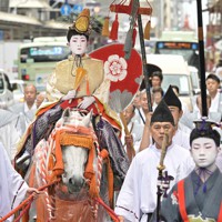 祇園祭「社参の儀」 長刀鉾のお稚児さんが白馬に乗って八坂神社へ