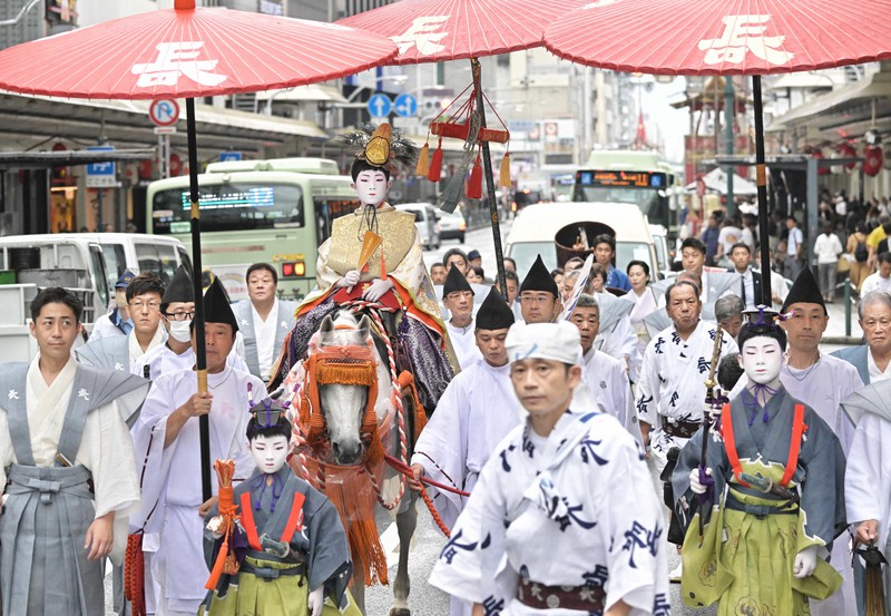 祇園祭「社参の儀」 長刀鉾のお稚児さんが白馬に乗って八坂神社へ