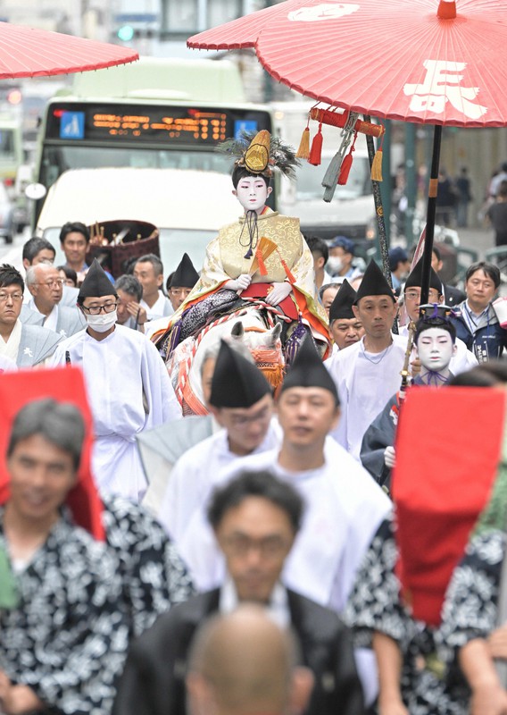 祇園祭「社参の儀」 長刀鉾のお稚児さんが白馬に乗って八坂神社へ