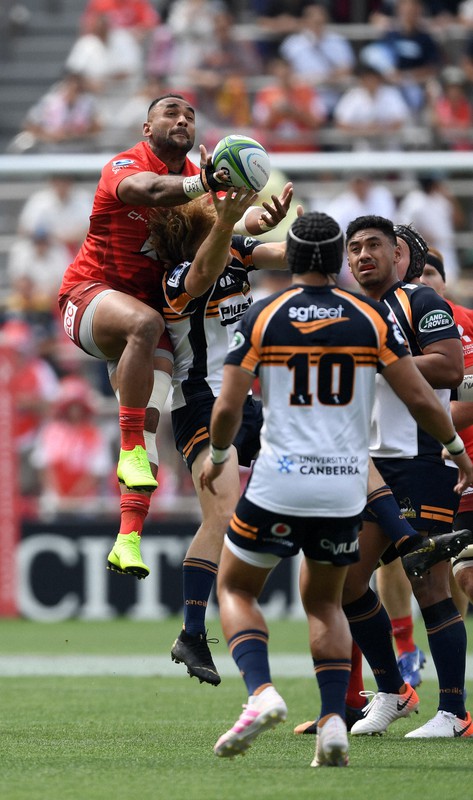 スーパーラグビーの日本チーム「サンウルブズ」でプレーしたマシレワ選手（左）＝東京・秩父宮ラグビー場で2019年6月1日、竹内紀臣撮影