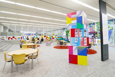 協賛企業賞「振り向けば、私だけの道がある。」が飾られた巨大なキューブが出現