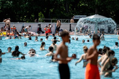 ベルリンのプールで遊ぶ人たち＝2023年6月11日、DPAロイター