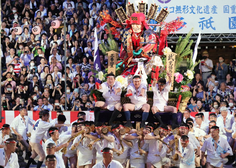 博多祇園山笠 「追い山笠」でフィナーレ 夜明けの街にかけ声響く 