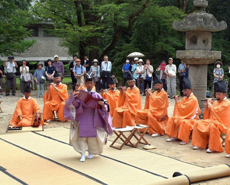 伝統の舞、優雅に 「竹の曲」観世音寺で150年ぶり奉納 福岡 | 毎日新聞